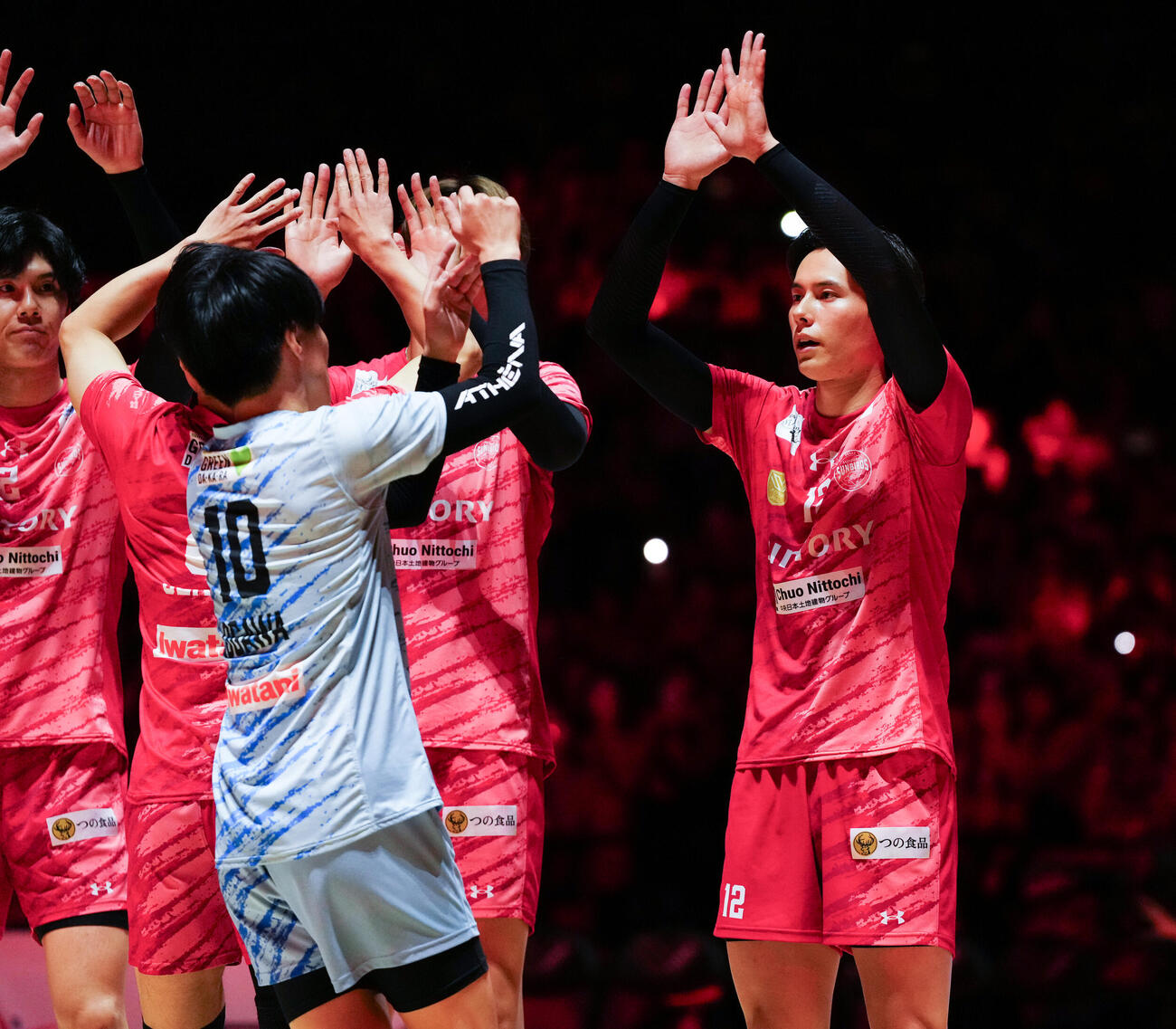 入場し、タッチを交わす高橋藍（右）らサントリーの選手たち（撮影・鈴木みどり）