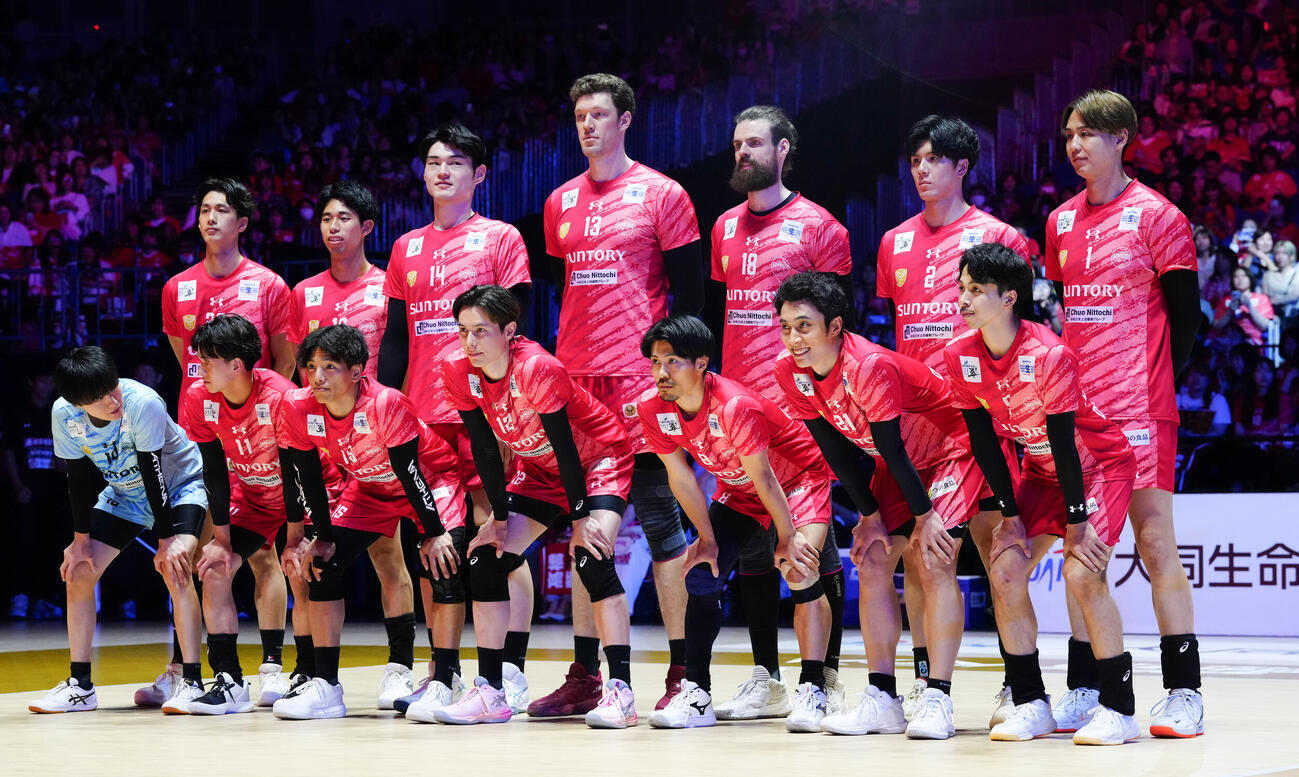試合前、写真に納まる高橋藍（前列中央）らサントリーの選手たち（撮影・鈴木みどり）