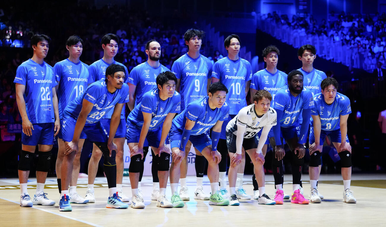 試合前、写真に納まる西田有志（前列左から3人目）ら大阪Bの選手たち（撮影・鈴木みどり）