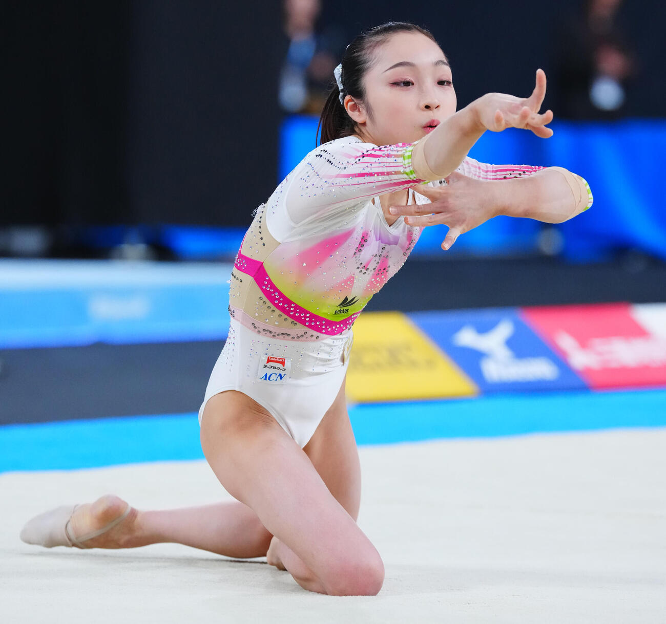 体操NHK杯女子2日目、ゆかの演技をする岡村真（撮影・垰建太）