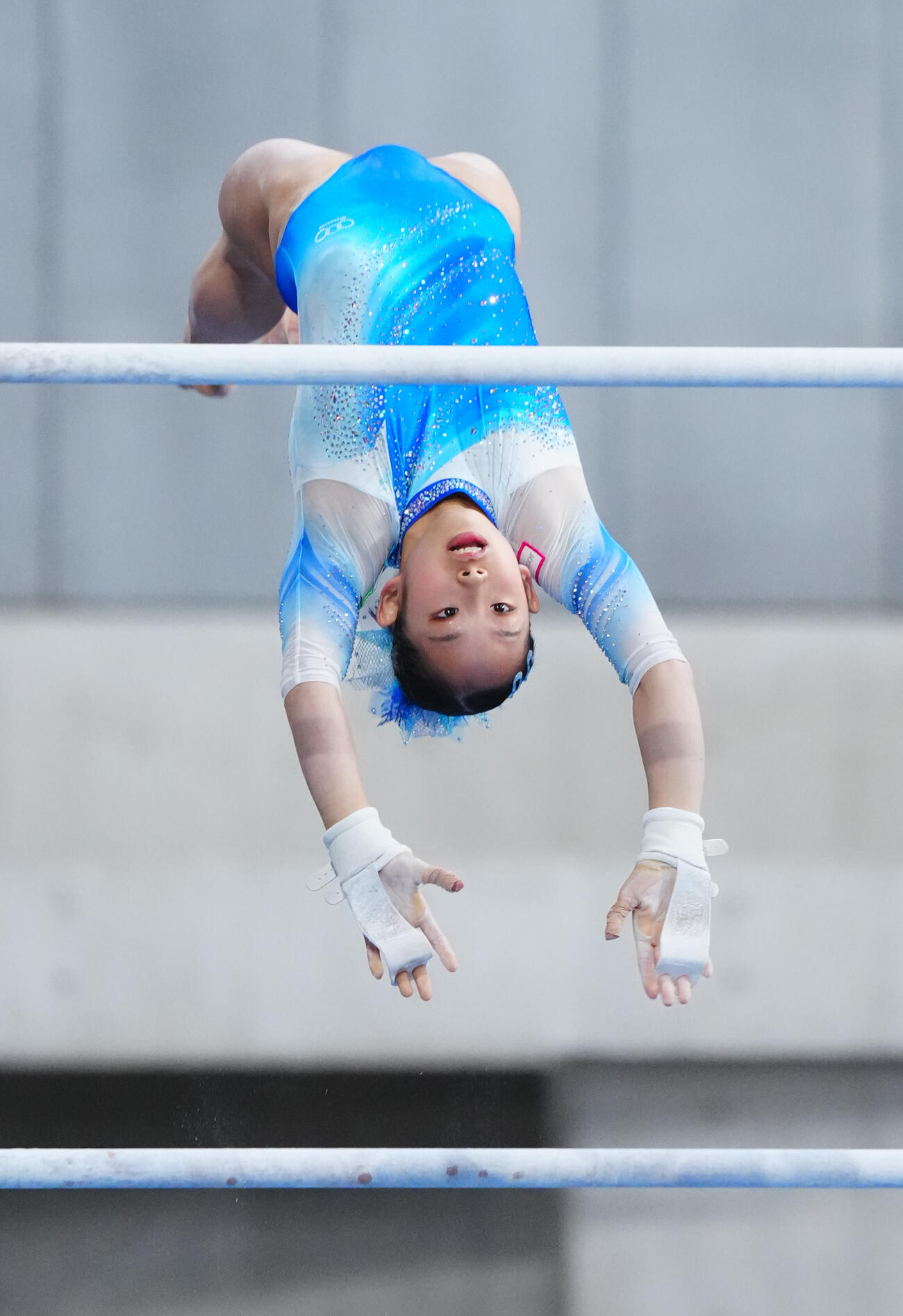体操NHK杯女子2日目、段違い平行棒の演技をする中村遥香（撮影・垰建太）
