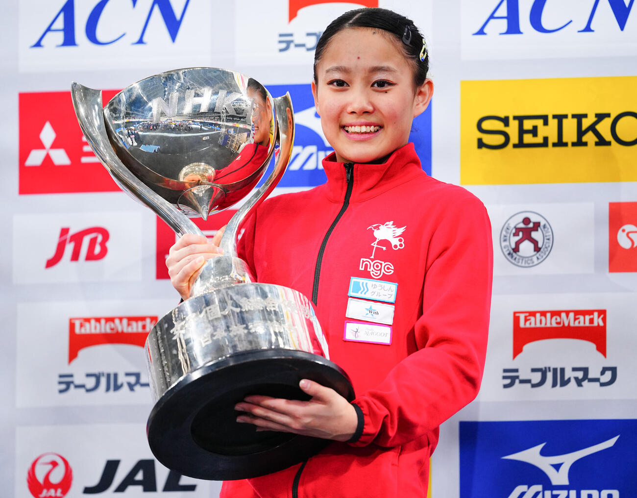 体操NHK杯女子2日目、優勝しNHK杯を手に笑顔を見せる西山実沙（撮影・垰建太）