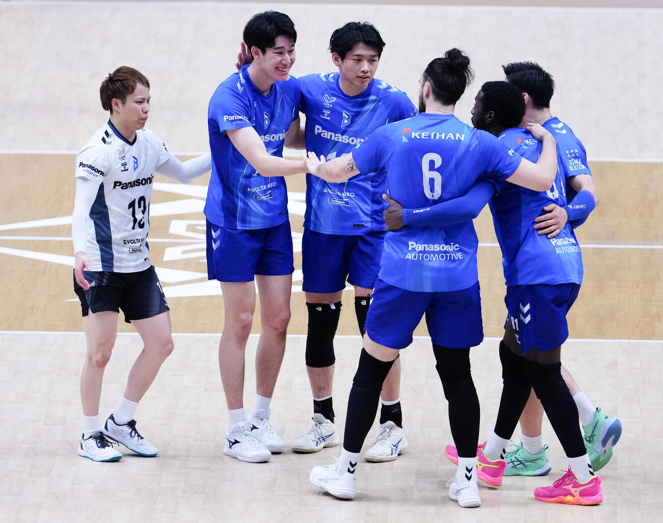 第2セット、ポイントを取り喜ぶ甲斐優斗（左から2人目）ら大阪Bの選手たち（撮影・鈴木みどり）