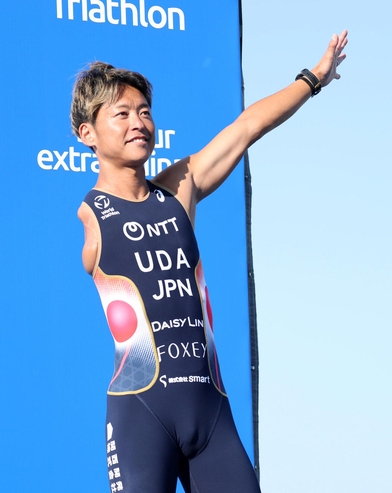 PTS4で3位なりファンに手を振る宇田秀生（撮影・鈴木正人）