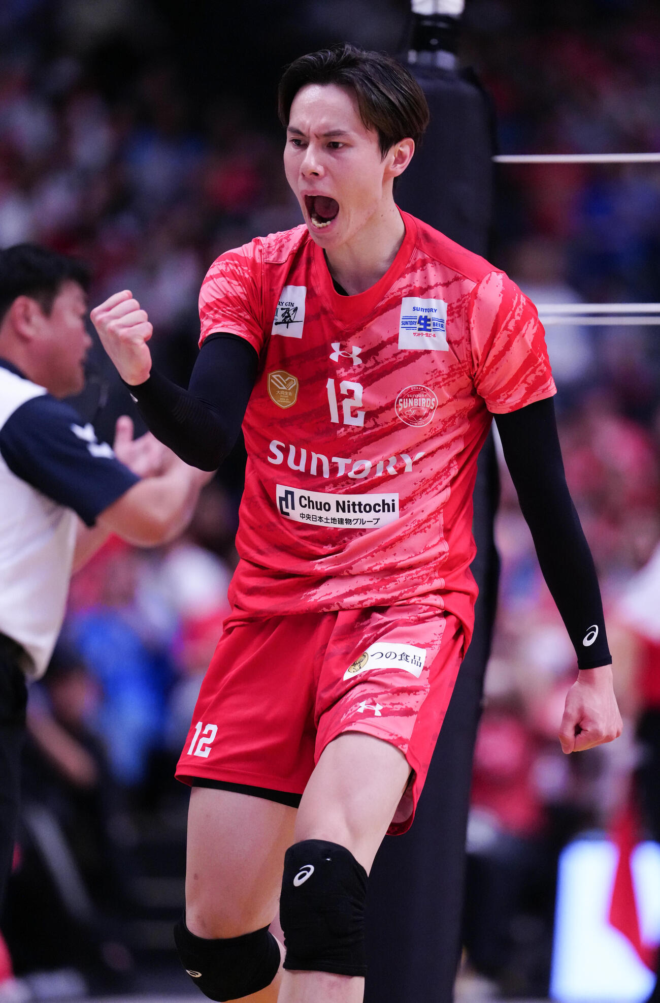 第4セット、ブロックし、ガッツポーズするサントリー高橋藍（撮影・鈴木みどり）