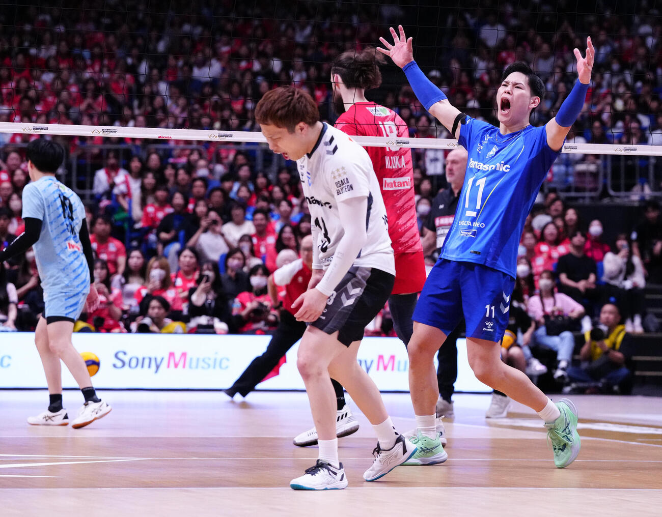 サントリーに勝利し、歓喜する大阪B西田有志（右）（撮影・鈴木みどり）