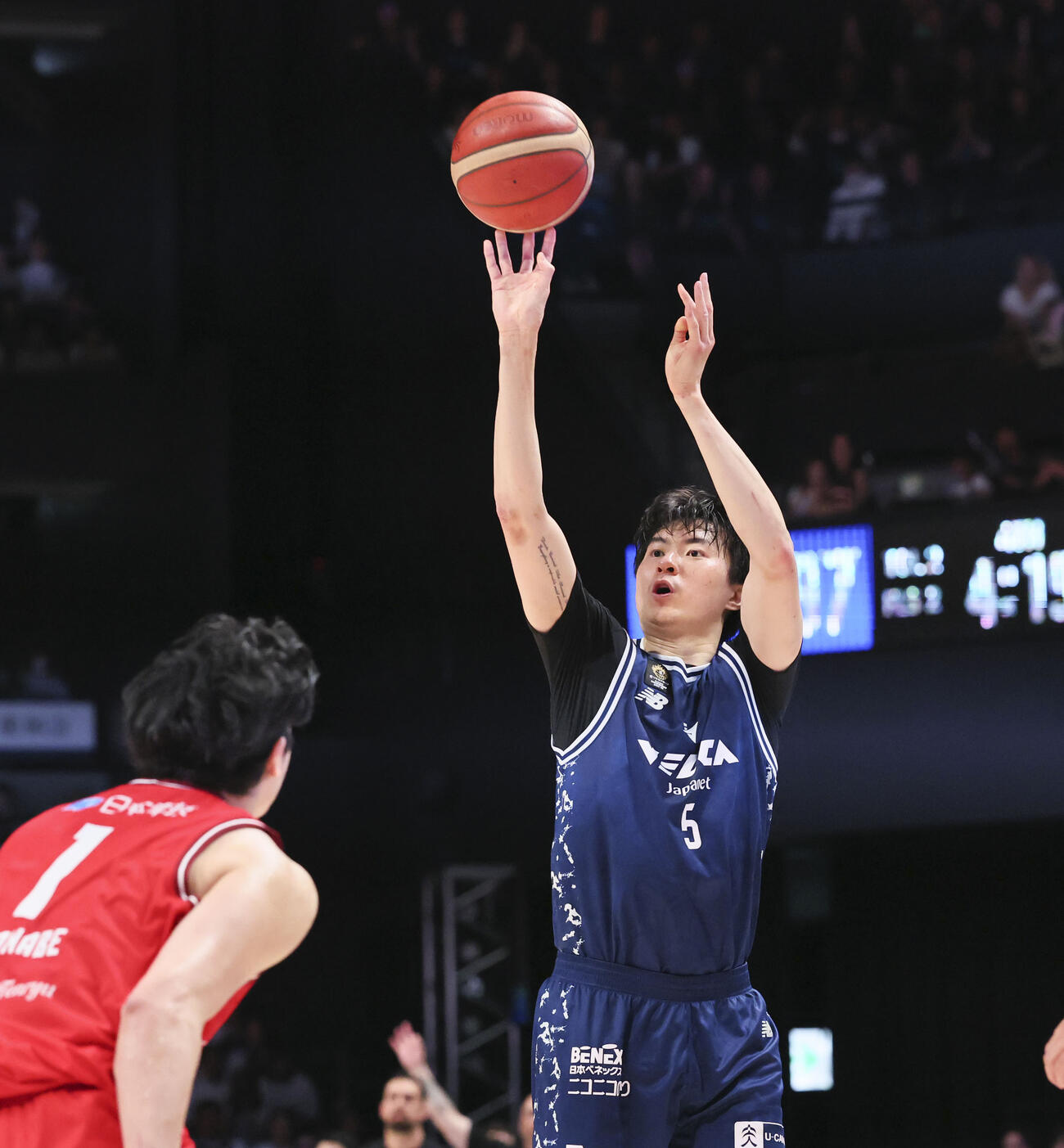 千葉J戦でシュートを放つ長崎のイ・ヒョンジュン＝長崎市ハピネスアリーナ（C）B．LEAGUE