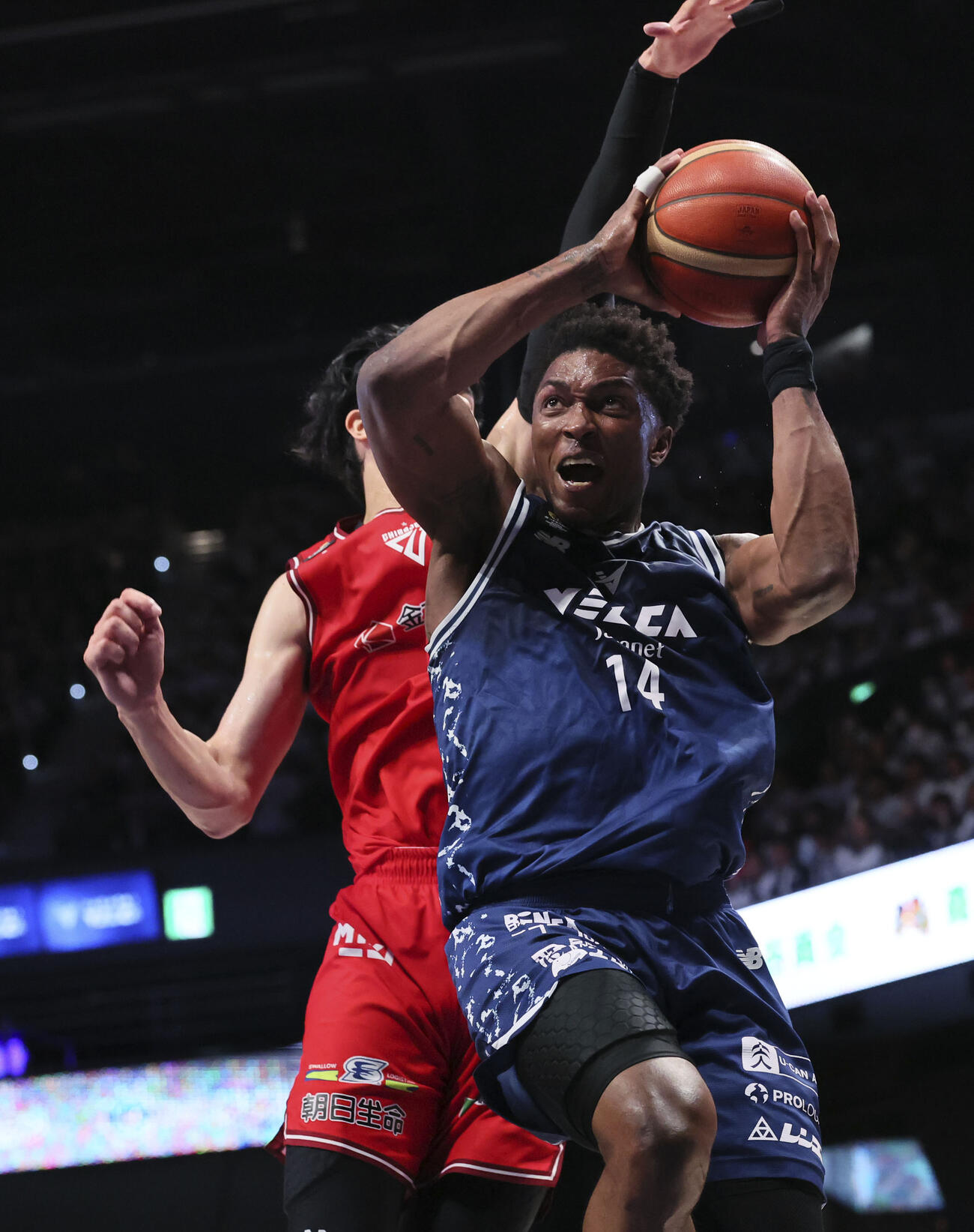 千葉J戦でプレーする長崎のジョンソン（手前）＝ハピネスアリーナ（C）B．LEAGUE