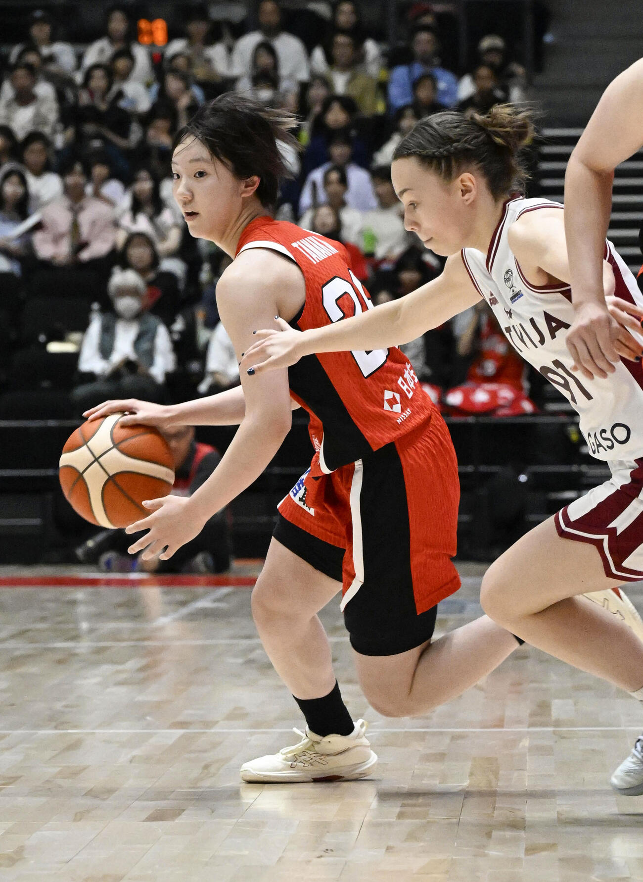 日本－ラトビア　第1クオーター、攻め込む田中（左）（共同）