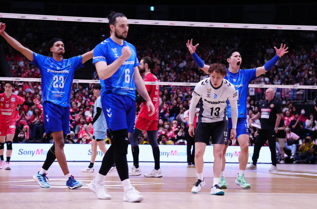 サントリーに勝利し、歓喜する大阪B西田有志（右）ら大阪Bの選手たち（撮影・鈴木みどり）