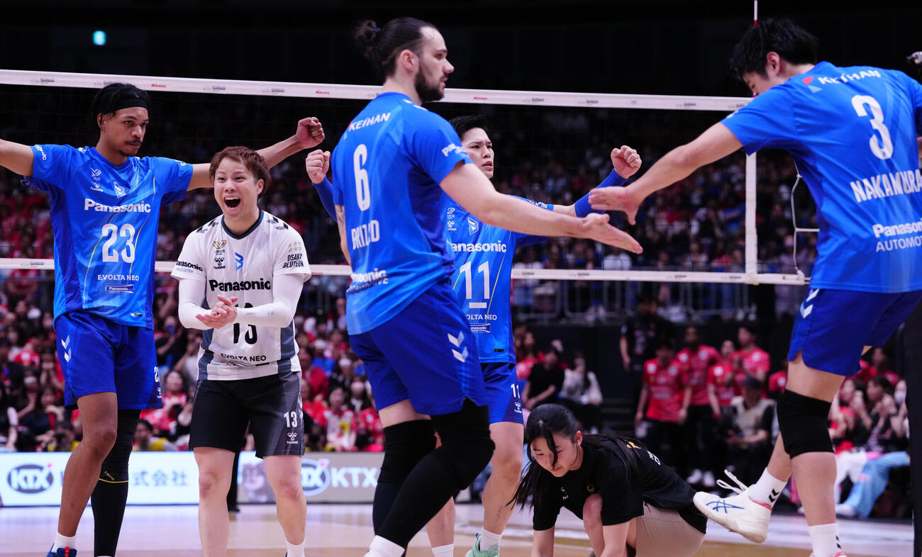 サントリーに勝利し、歓喜する西田有志（中央）ら大阪Bの選手たち（撮影・鈴木みどり）