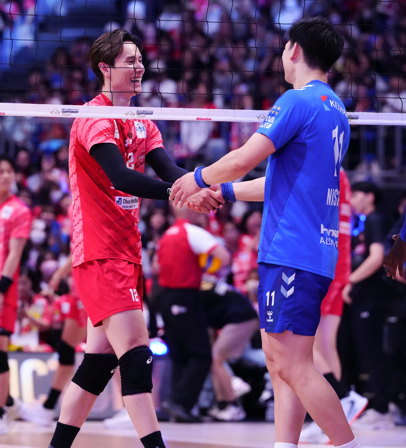 敗れたサントリー高橋藍（左）は大阪B西田有志をねぎらう（撮影・鈴木みどり）
