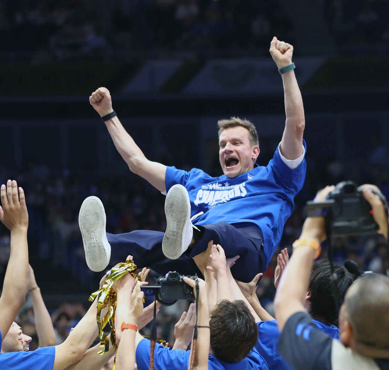バレーボール大同生命SVリーグ　男子プレーオフ決勝第3戦　優勝し胴上げされる大阪Bトーマス・ペッテリ・サムエルボヘッドコーチ（撮影・柴田隆二）