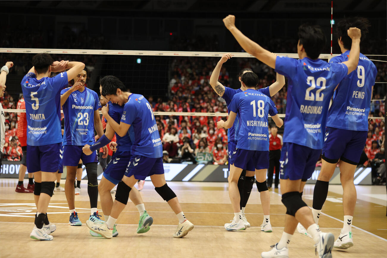 バレーボール大同生命SVリーグ　男子プレーオフ決勝第3戦　優勝し喜ぶ大阪Bの選手たち（撮影・柴田隆二）