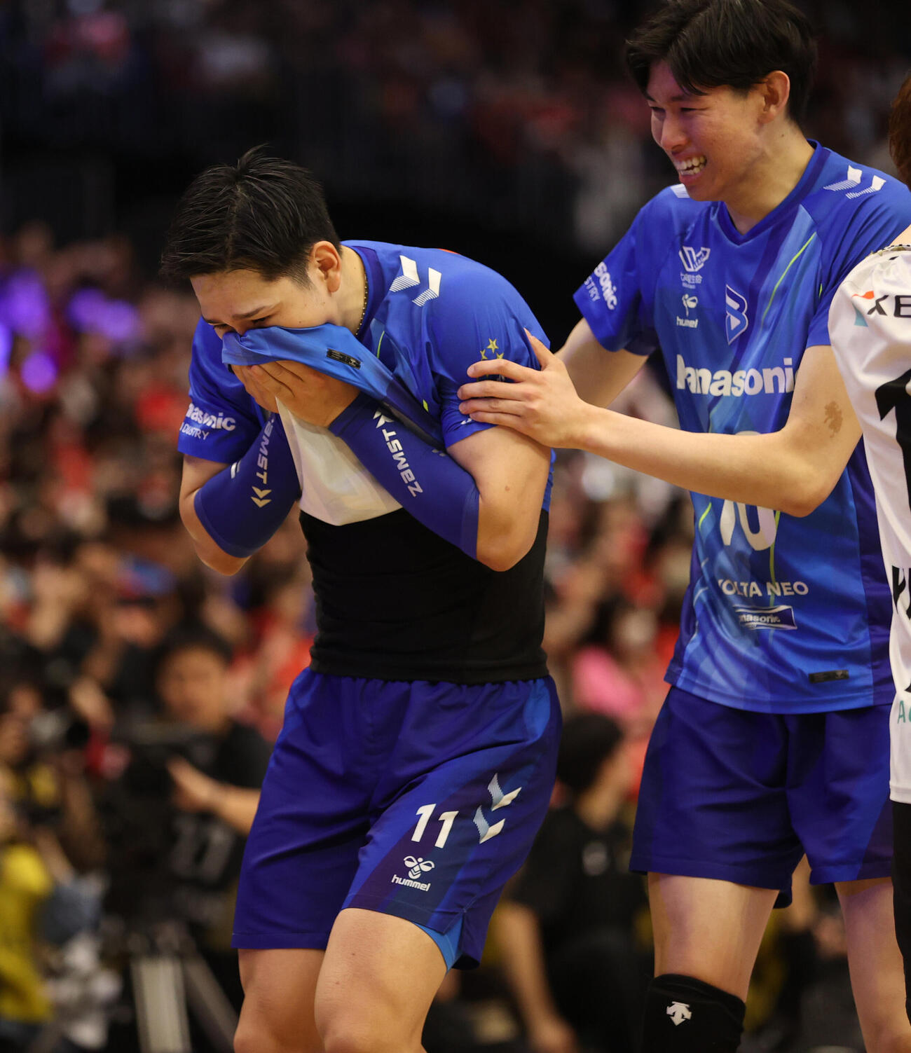 バレーボール大同生命SVリーグ　男子プレーオフ決勝第3戦　優勝し泣く大阪B西田有志（左）（撮影・柴田隆二）