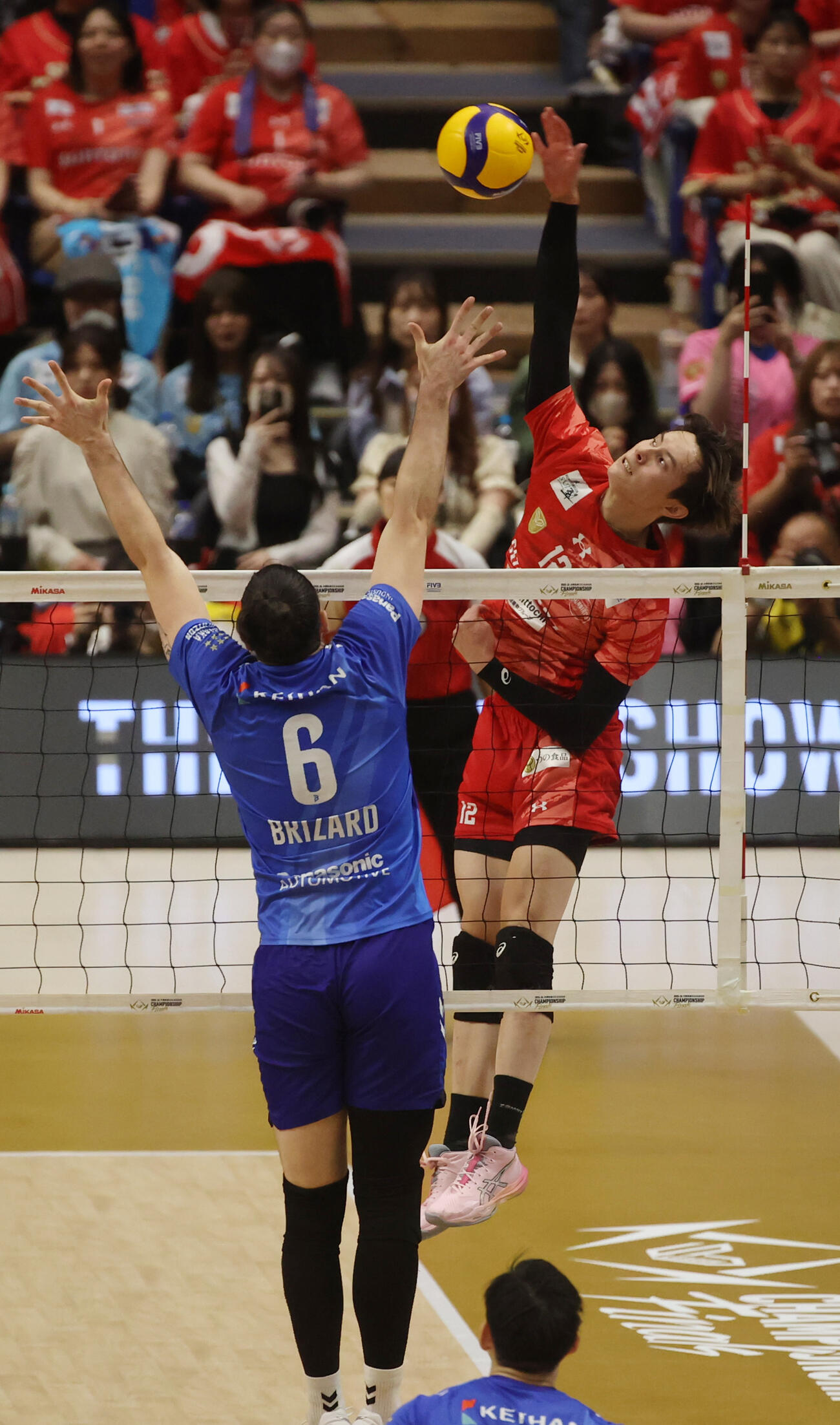 バレーボール大同生命SVリーグ　男子プレーオフ決勝第3戦　サントリー対大阪B　第1セット　サントリー高橋藍（右）はスパイクを放つ（撮影・柴田隆二）