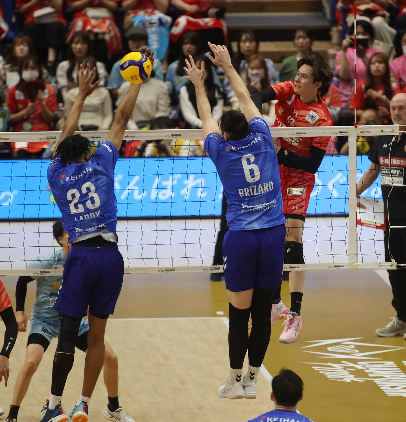 バレーボール大同生命SVリーグ　男子プレーオフ決勝第3戦　サントリー対大阪B　第1セット　サントリー高橋藍（右端）はスパイクを放つ（撮影・柴田隆二）