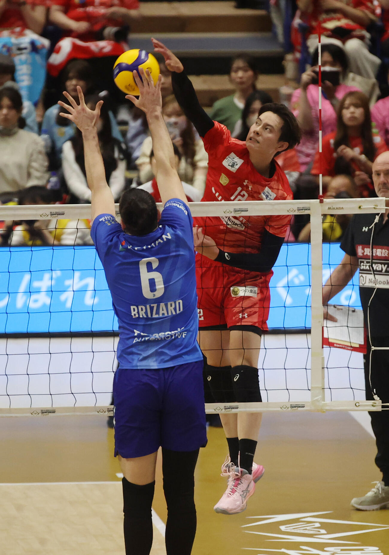 バレーボール大同生命SVリーグ　男子プレーオフ決勝第3戦　サントリー対大阪B　第1セット　サントリー高橋藍（右）はスパイクを放つ（撮影・柴田隆二）