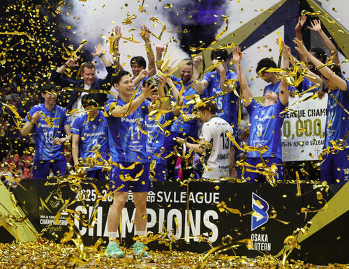 バレーボール大同生命SVリーグ　男子プレーオフ決勝第3戦　優勝杯を掲げる大阪B西田有志（中央）と選手たち（撮影・柴田隆二）