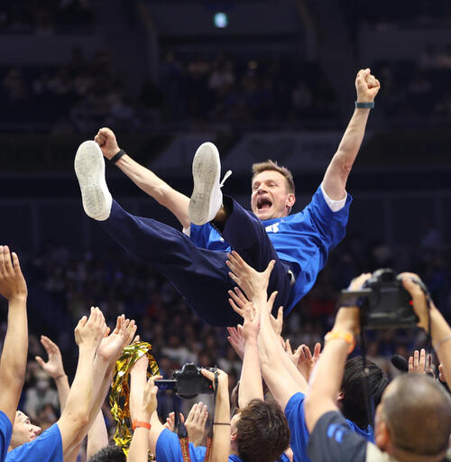 バレーボール大同生命SVリーグ　男子プレーオフ決勝第3戦　優勝し胴上げされる大阪Bトーマス・ペッテリ・サムエルボヘッドコーチ（撮影・柴田隆二）