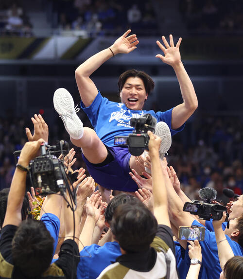 バレーボール大同生命SVリーグ　男子プレーオフ決勝第3戦　優勝し胴上げされる大阪B清水邦広（撮影・柴田隆二）