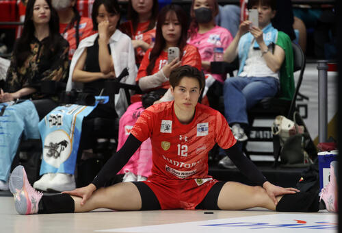 バレーボール大同生命SVリーグ　男子プレーオフ決勝第3戦　敗れたサントリー高橋藍は悔しそうな表情を見せる（撮影・柴田隆二）