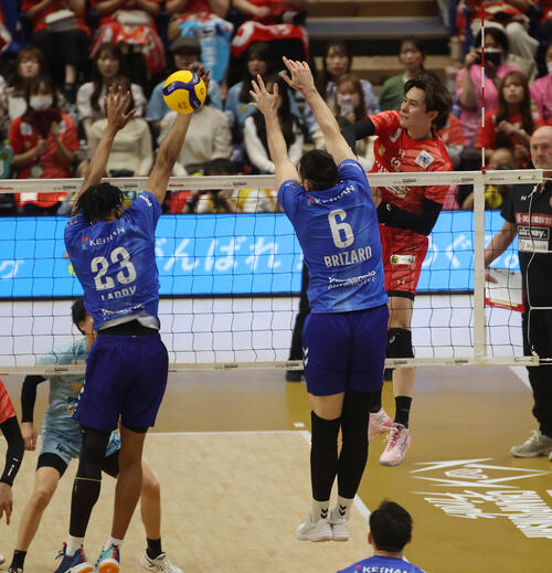 バレーボール大同生命SVリーグ　男子プレーオフ決勝第3戦　サントリー対大阪B　第1セット　サントリー高橋藍（右端）はスパイクを放つ（撮影・柴田隆二）