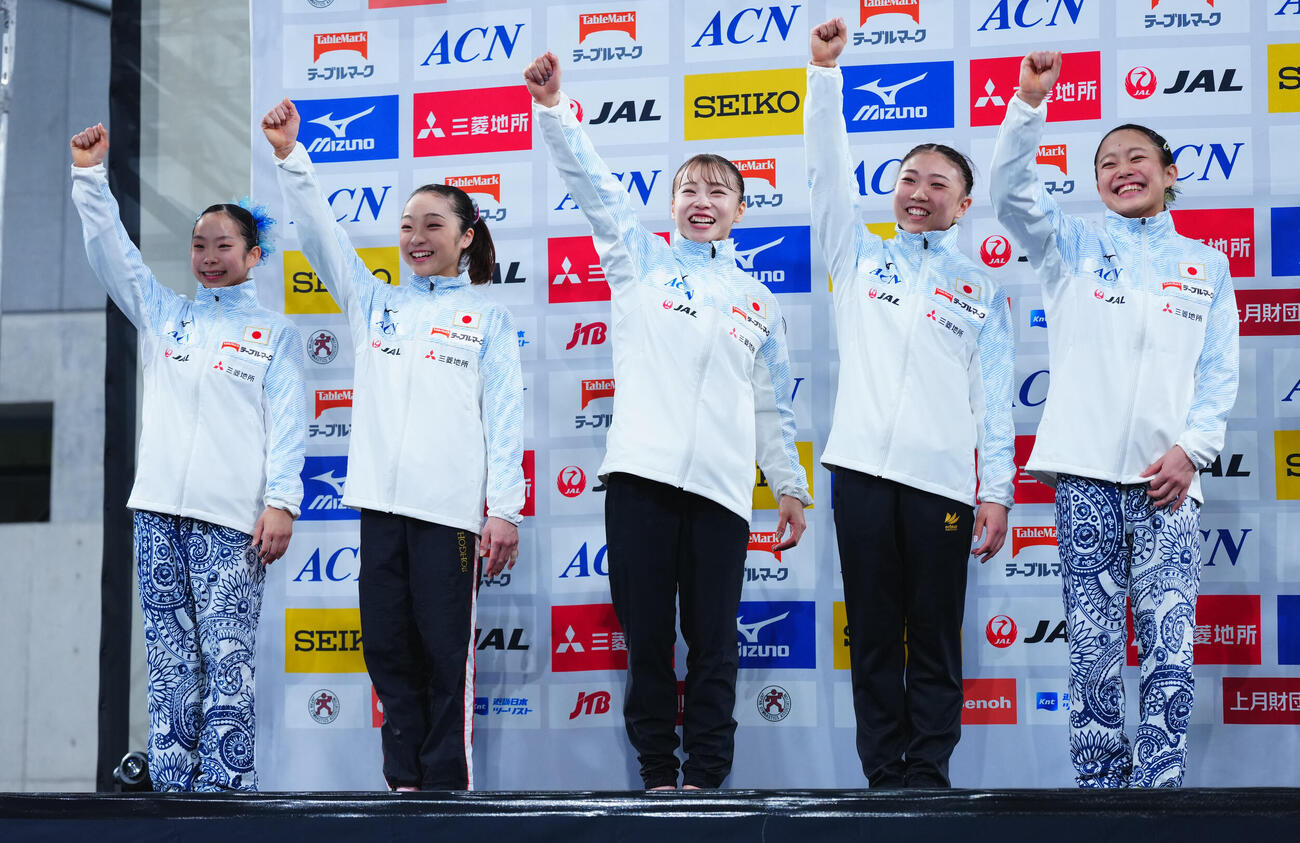 体操NHK杯女子2日目、日本代表に選ばれ意気込む女子日本代表の選手たち。左から中村遥香、岡村真、杉原愛子、岸里奈、西山実沙（撮影・垰建太）