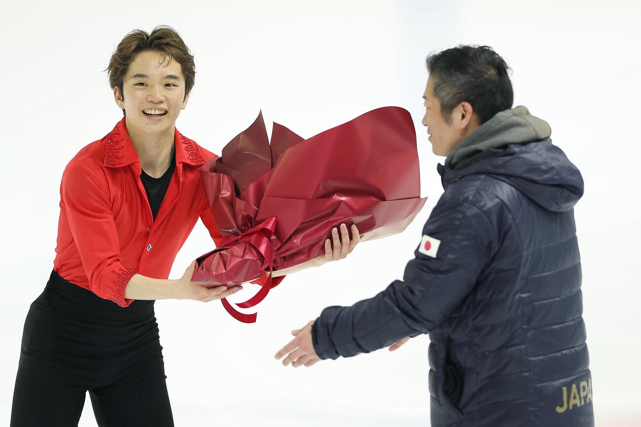 5月15日に28歳の誕生日を迎え、平池大人コーチ（右）から花束を受け取る友野一希（撮影・前田充）