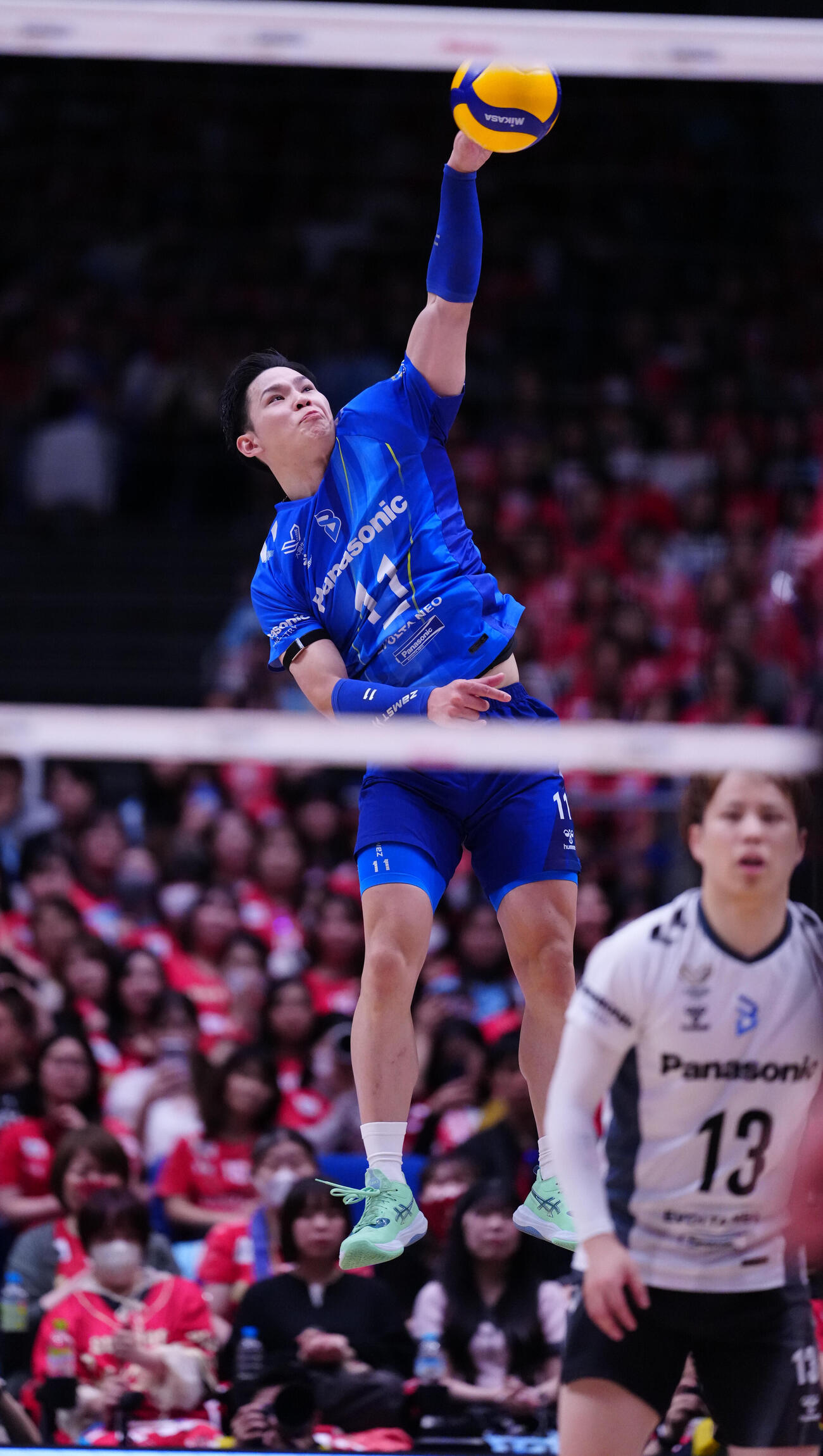 バレーボール大同生命SVリーグ　　　　　　　男子プレーオフ決勝第2戦　サントリー対大阪B　第4セット、サービスエースを決める西田有志（撮影・鈴木みどり）