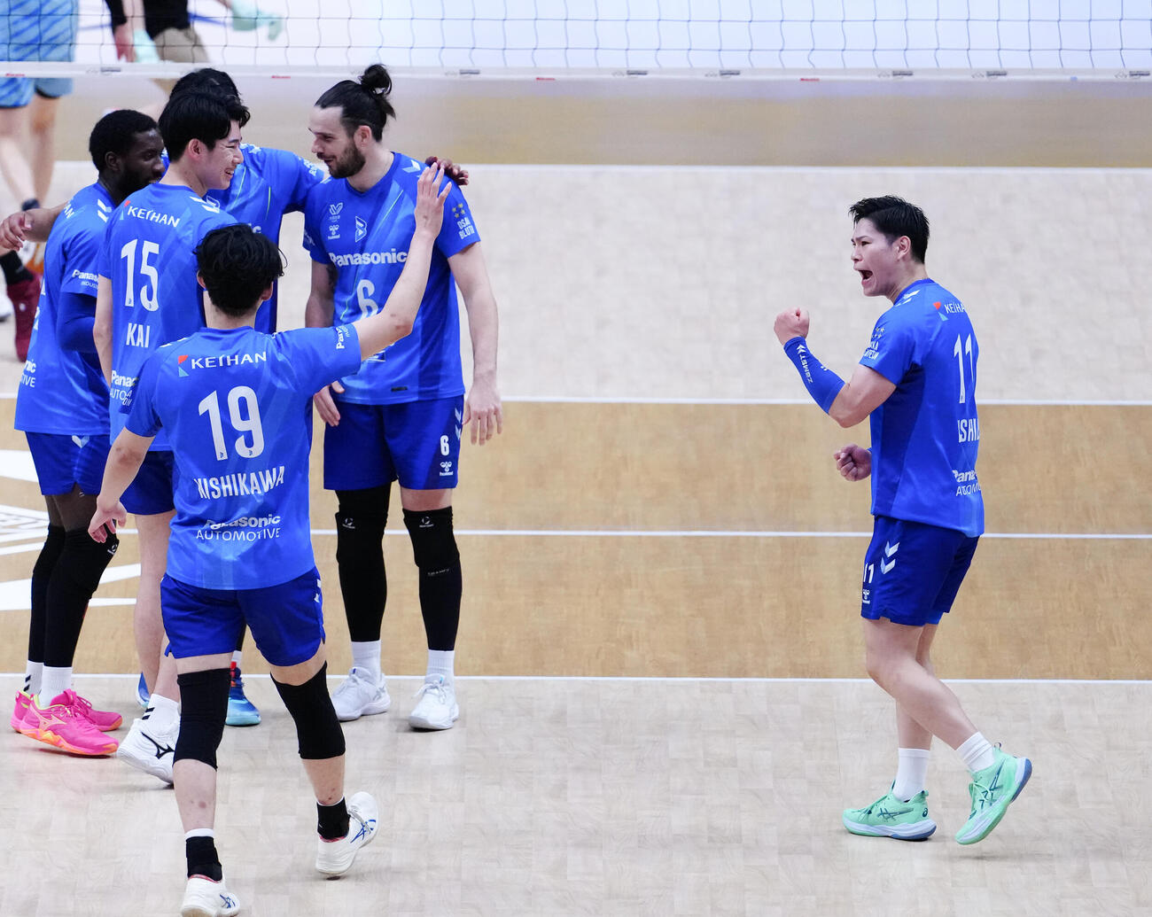バレーボール大同生命SVリーグ　　　　　　　男子プレーオフ決勝第2戦　サントリー対大阪B　第2セット、スパイクを決めガッツポーズする大阪B西田有志（右）（撮影・鈴木みどり）