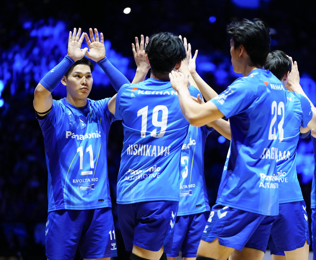 バレーボール大同生命SVリーグ　　　　　　　男子プレーオフ決勝第2戦　サントリー対大阪B　入場し、タッチを交わす西田有志（左）ら大阪Bの選手たち（撮影・鈴木みどり）