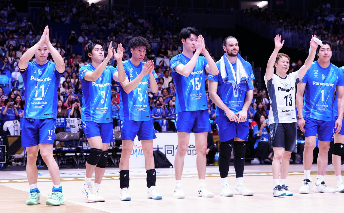 バレーボール大同生命SVリーグ　　　　　　　男子プレーオフ決勝第2戦　サントリー対大阪B　サントリーに勝利し、声援に応える西田有志（左）ら大阪Bの選手たち（撮影・鈴木みどり）