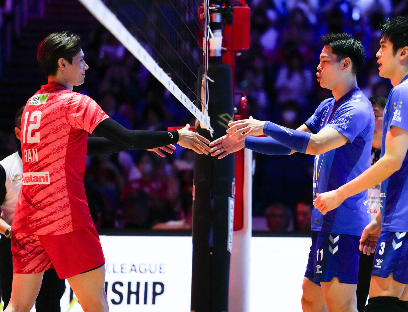 2026年5月16日、バレーボール大同生命SVリーグ　男子プレーオフ決勝第2戦　サントリー対大阪B　試合前、握手を交わすサントリー高橋藍（左）と大阪B西田有志（撮影・鈴木みどり）