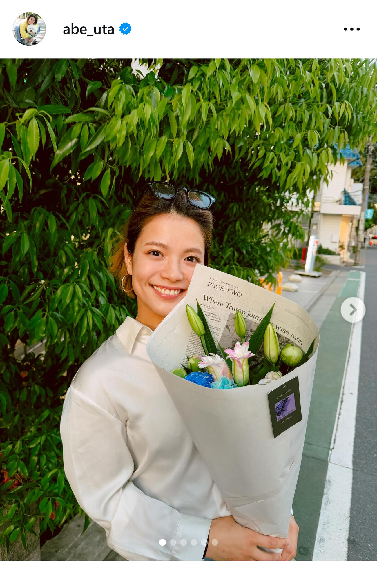 花束を手に笑顔の阿部詩（阿部詩のインスタグラムから）