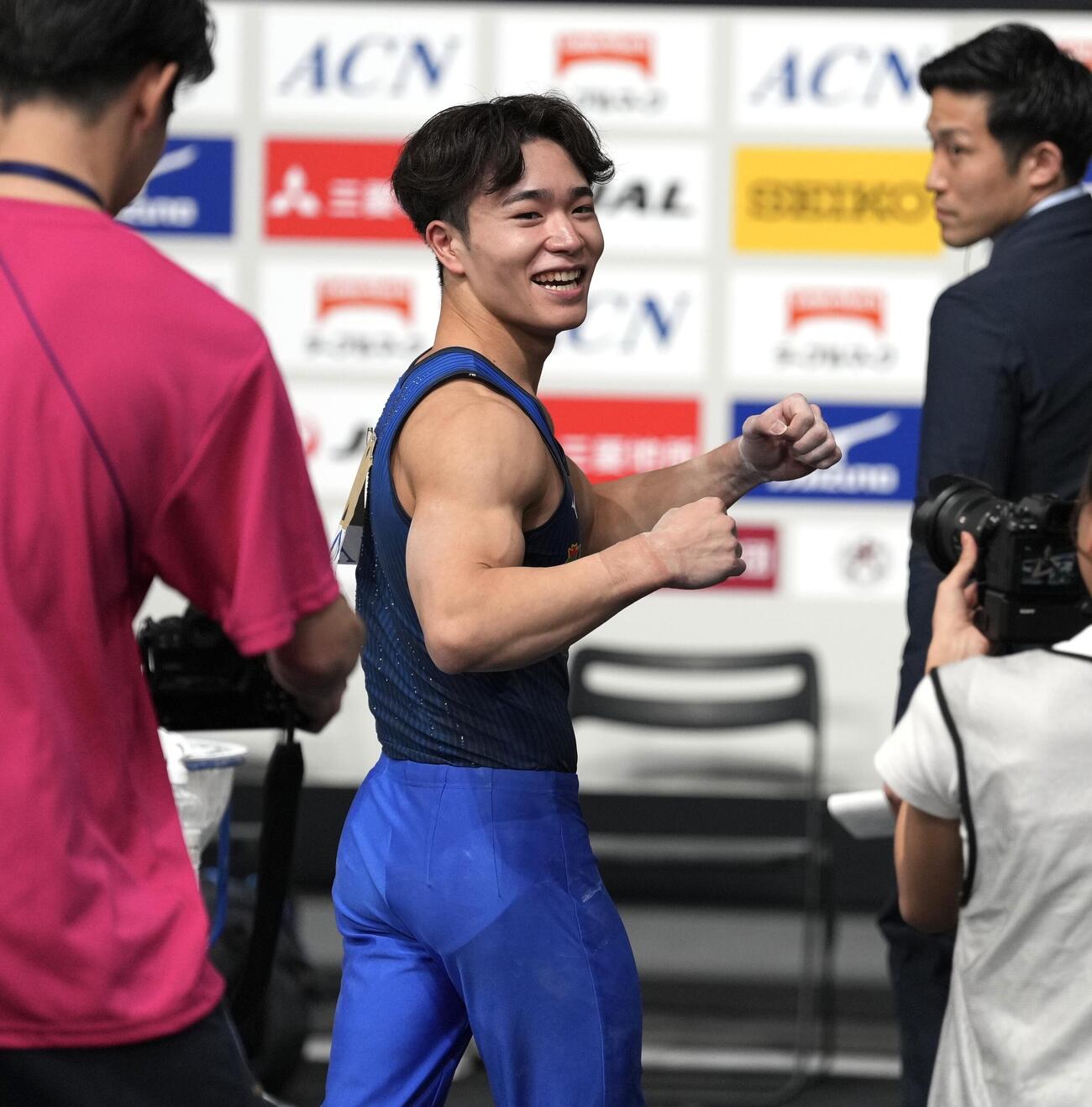 体操NHK杯男子2日目、優勝を決めガッツポーズする岡慎之助（撮影・小島史椰）
