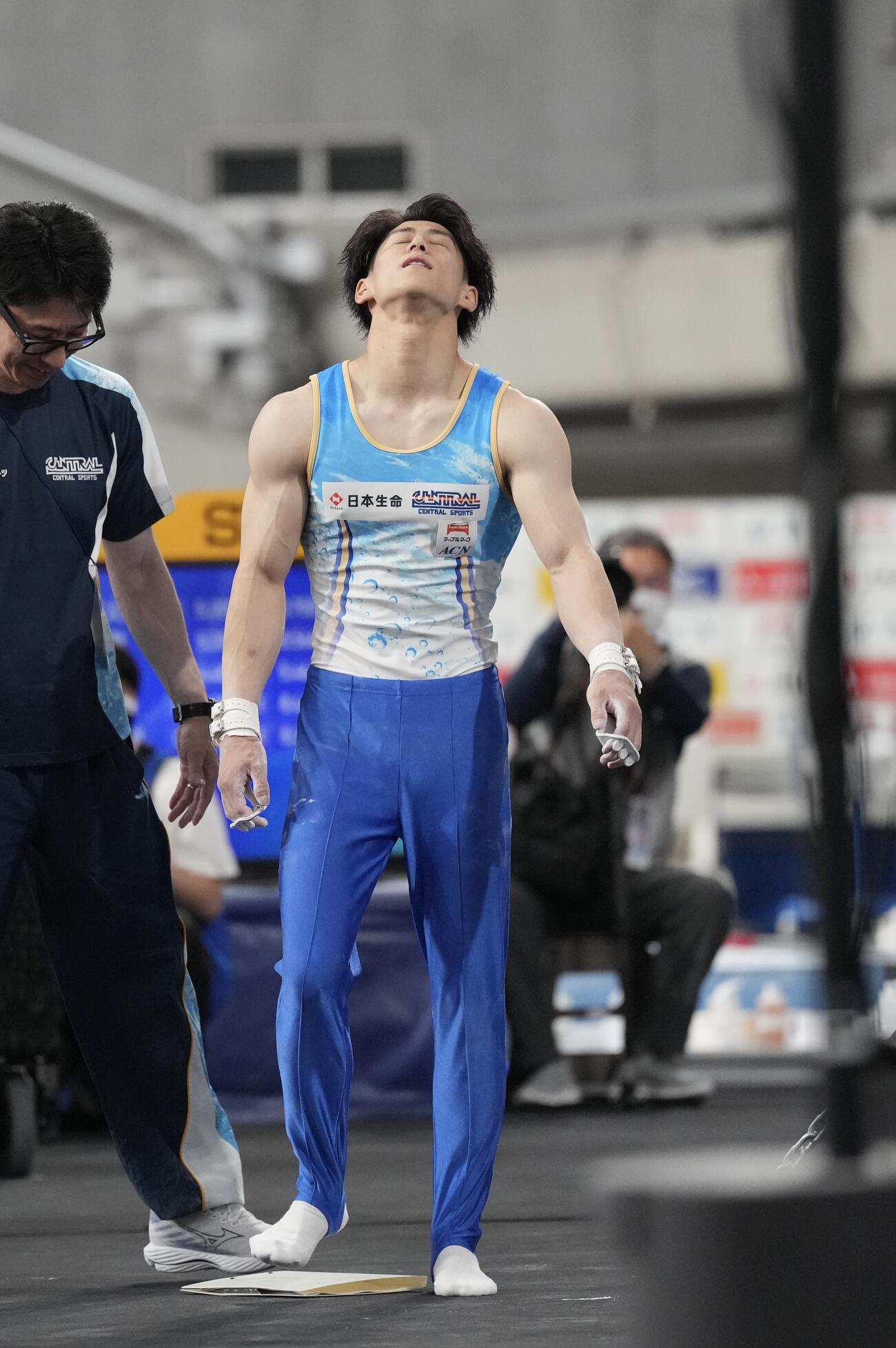 体操NHK杯男子2日目、鉄棒から落下し悔しい表情を見せる橋本大輝（撮影・小島史椰）