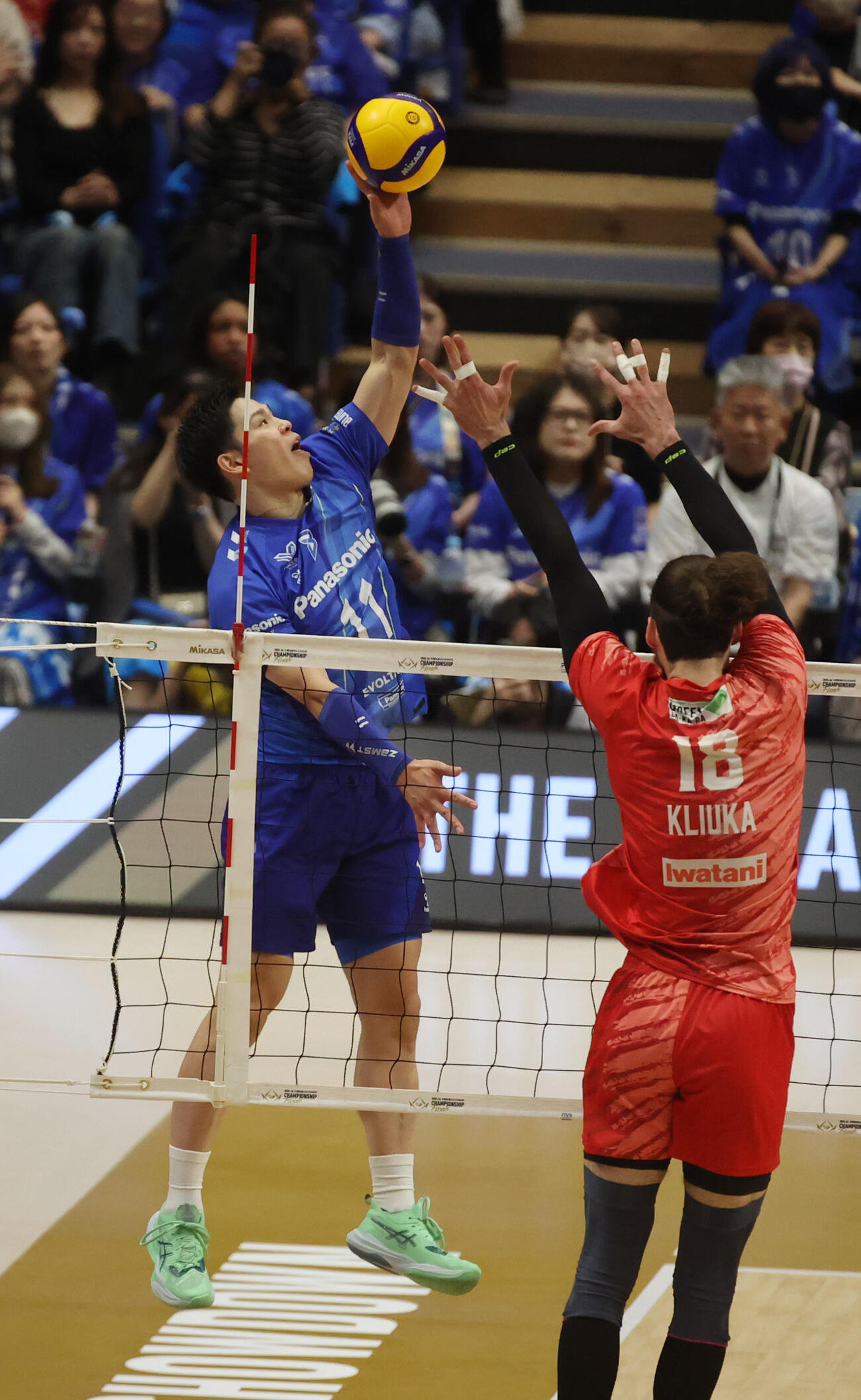バレーボール大同生命SVリーグ　男子プレーオフ決勝第3戦　サントリー対大阪B　第1セット　大阪B西田有志(左)はスパイクを放つ（撮影・柴田隆二）