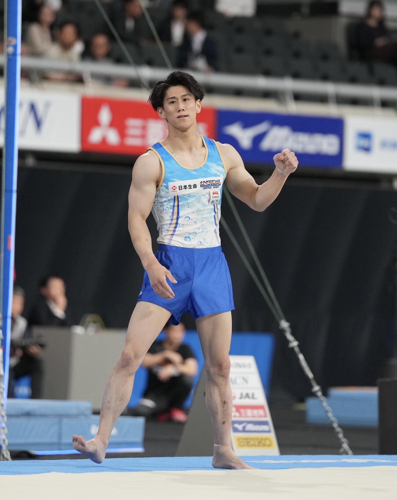 体操NHK杯男子2日目、床の演技を終えガッツポーズする橋本大輝（撮影・小島史椰）