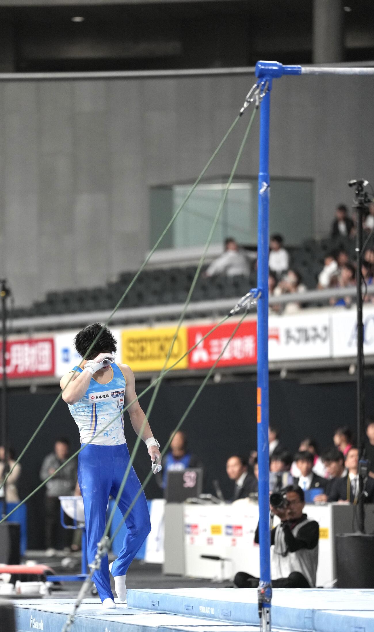 体操NHK杯男子2日目、鉄棒から落下し悔しさを見せる橋本大輝（撮影・小島史椰）