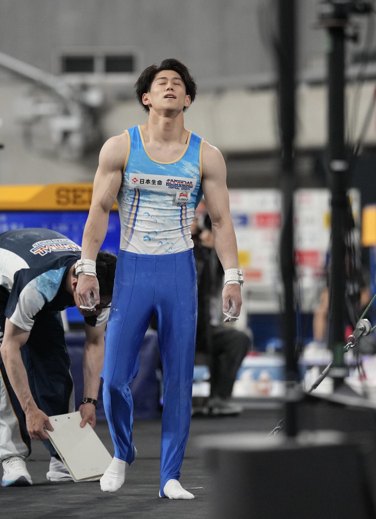 体操NHK杯男子2日目、鉄棒から落下し悔しい表情を見せる橋本大輝（撮影・小島史椰）