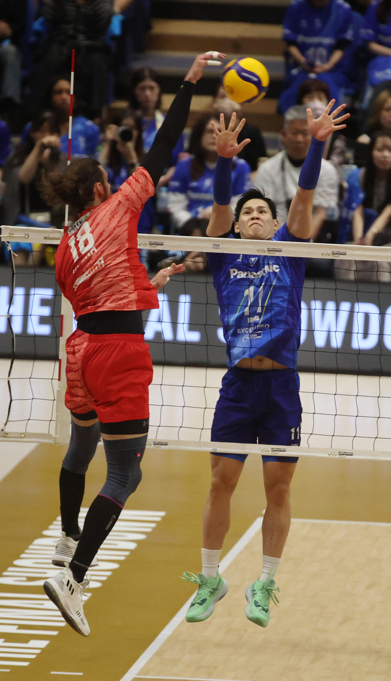 バレーボール大同生命SVリーグ　男子プレーオフ決勝第3戦　サントリー対大阪B　第1セット　サントリーのイゴール・クリュカのスパイクをブロックする大阪B西田有志(右)（撮影・柴田隆二）