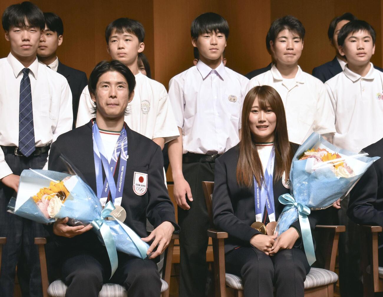 岐阜県民栄誉大賞を受賞し、写真に納まる村瀬心椛選手（右）と堀島行真選手（共同）