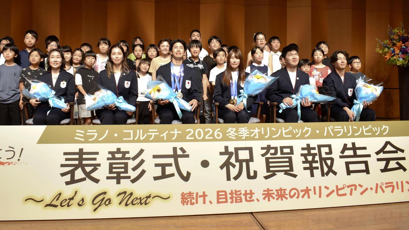 岐阜県民栄誉大賞を受賞し、写真に納まる村瀬心椛選手（中央右）、堀島行真選手（同左）ら（共同）