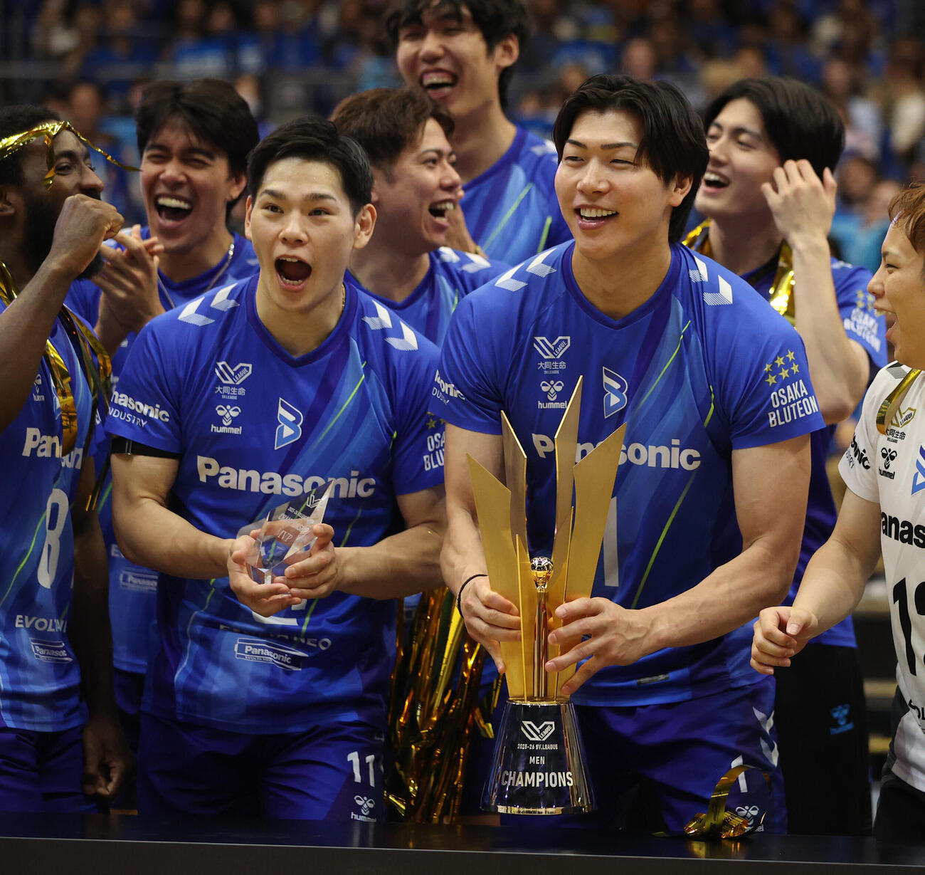 バレーボール大同生命SVリーグ　男子プレーオフ決勝第3戦　優勝し喜ぶ大阪B西田有志（左）と清水邦広（撮影・柴田隆二）