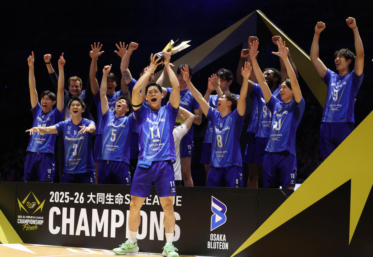 バレーボール大同生命SVリーグ　男子プレーオフ決勝第3戦　優勝杯を掲げる大阪B西田有志（中央）と選手たち（撮影・柴田隆二）