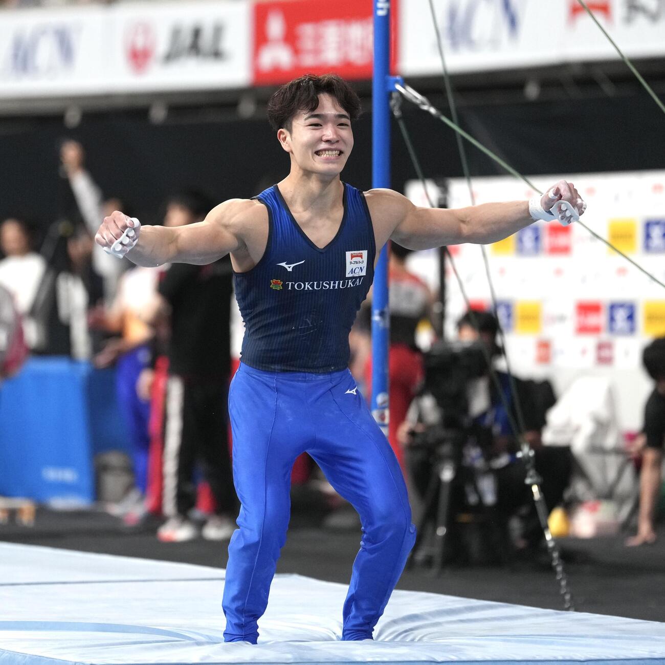 体操NHK杯男子2日目、鉄棒の演技を終えガッツポーズする岡慎之助（撮影・小島史椰）