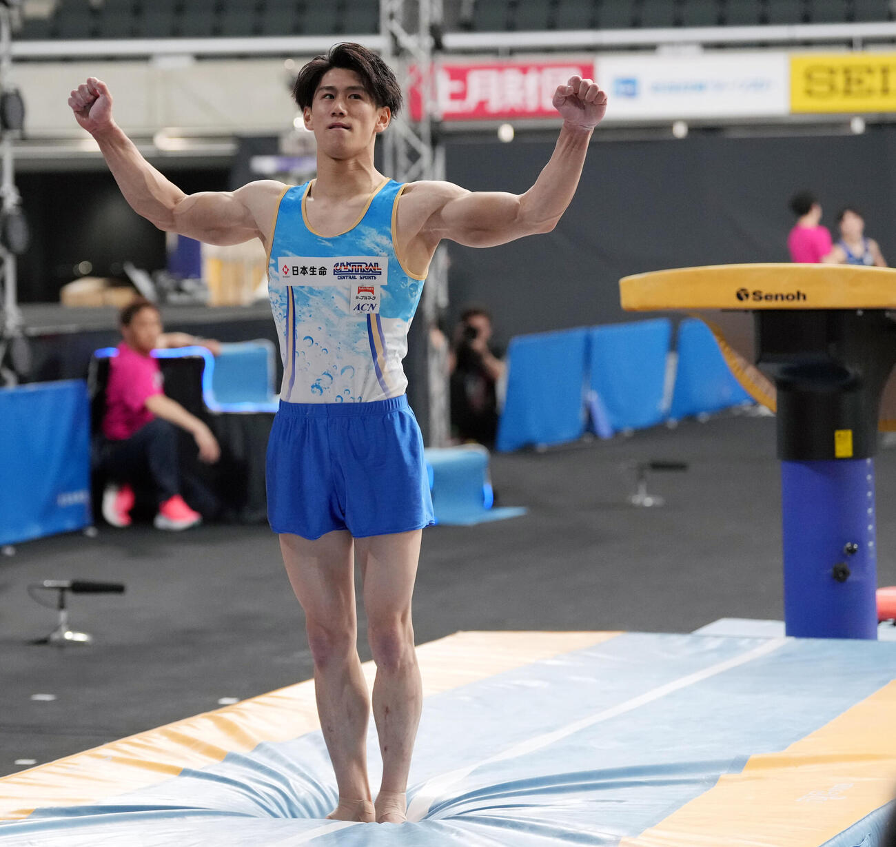 体操NHK杯男子2日目、跳馬の演技を終えガッツポーズをする橋本大輝（撮影・小島史椰）