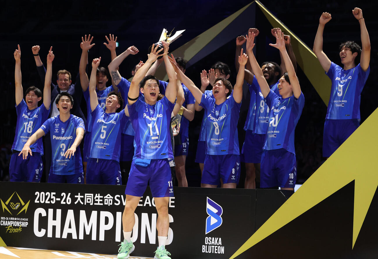 バレーボール大同生命SVリーグ　男子プレーオフ決勝第3戦　優勝杯を掲げる大阪B西田有志（中央）と選手たち（撮影・柴田隆二）
