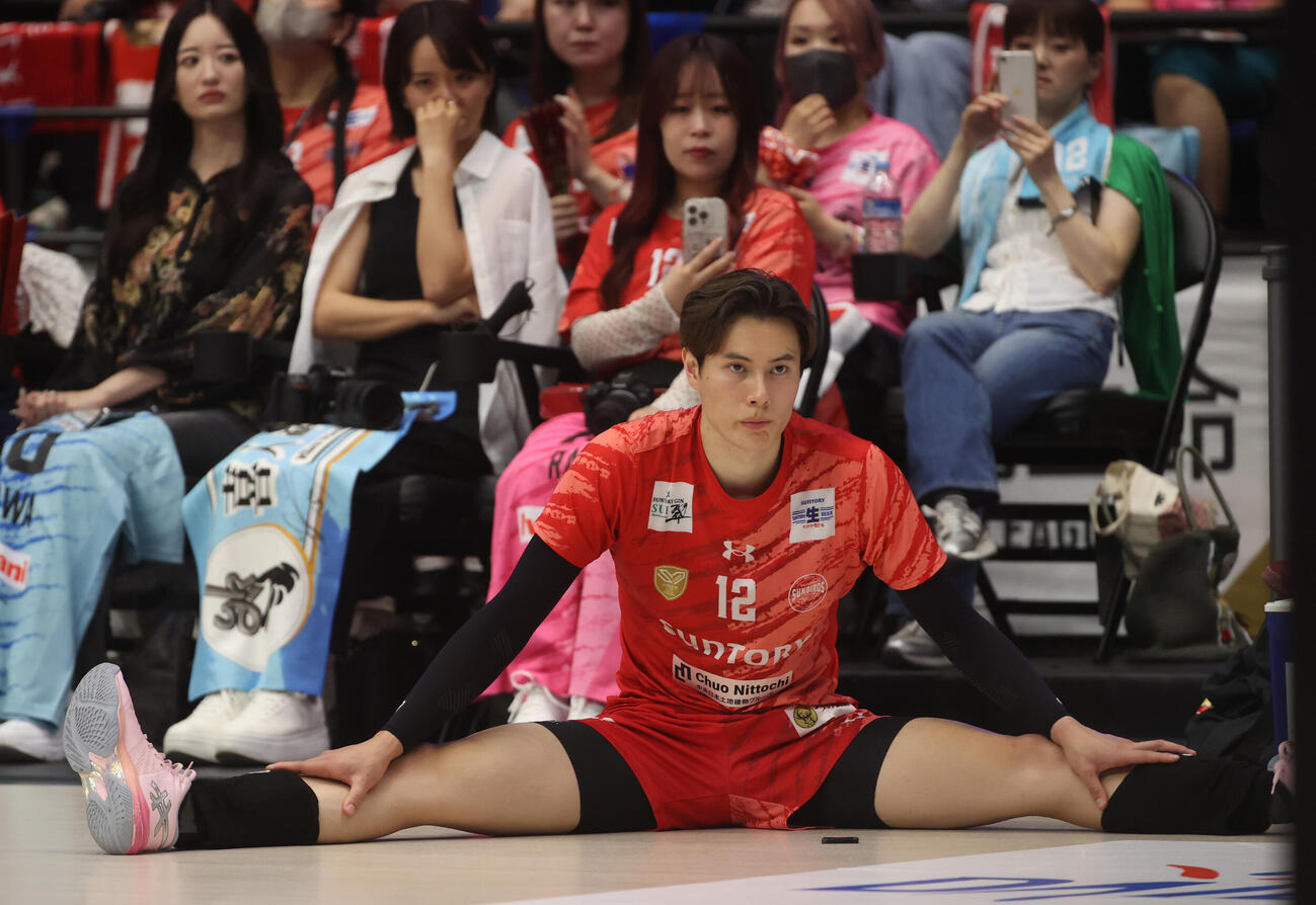 バレーボール大同生命SVリーグ　男子プレーオフ決勝第3戦　敗れたサントリー高橋藍は悔しそうな表情を見せる（撮影・柴田隆二）